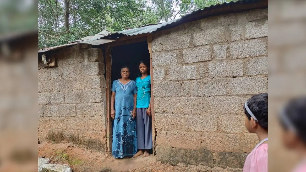 പണി പാതിയിൽ നിലച്ച പട്ടംകുളിച്ച ഊരിലെ പാറയിലെ നിർമ്മലയുടെ വീട്