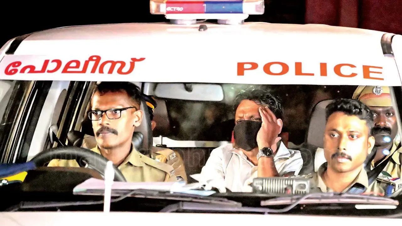 വരവിൽക്കവിഞ്ഞ സ്വത്ത് സമ്പാദിച്ചെന്ന കേസിൽ ശിക്ഷിക്കപ്പെട്ട മുൻ ഡി.ജി.പി. ടോമിൻ ജെ. തച്ചങ്കരിയെ തിരുവനന്തപുരം പൂജപ്പുര സെൻട്രൽ ജയിലിലേക്ക് കൊണ്ടുവരുന്നു | ഫോട്ടോ: ബി. മുരളീകൃഷ്ണൻ
