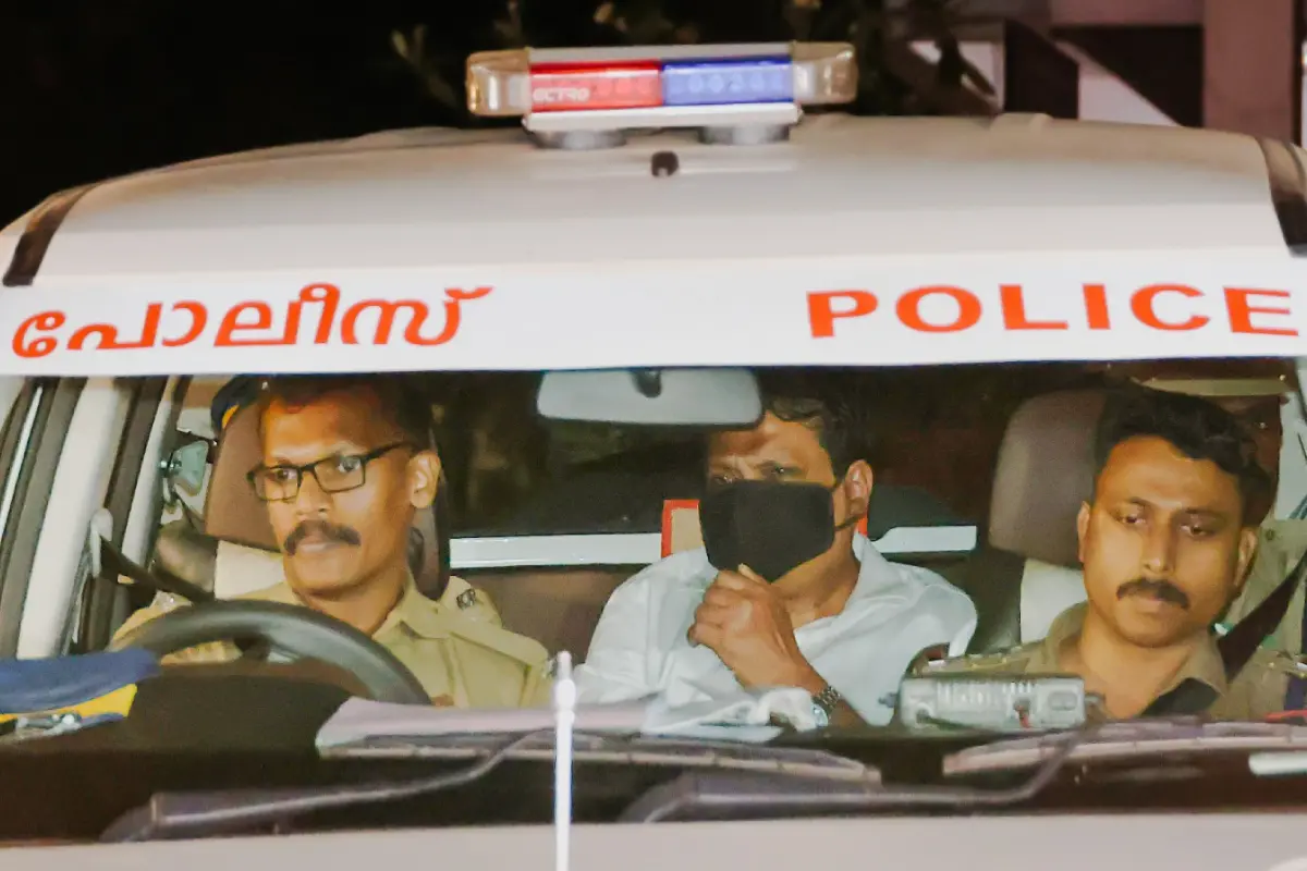 മുൻ ഡിജിപി ടോമിൻ ജെ. തച്ചങ്കരിയെ തിരുവനന്തപുരം പൂജപ്പുര സെൻട്രൽ ജയിലിലേക്ക് കൊണ്ടുവരുന്നു | ചിത്രം: മാതൃഭൂമി