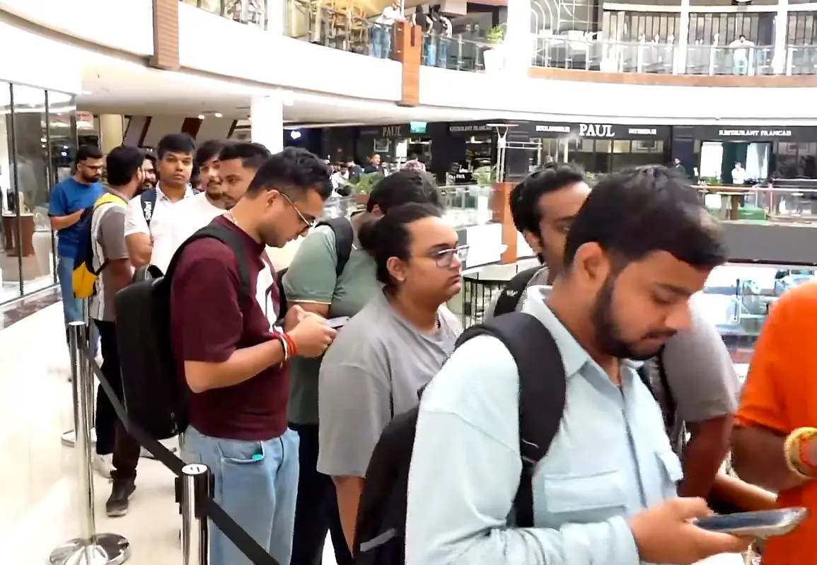 ഐഫോൺ 18 പ്രോയുടെ ആദ്യ വിൽപന ആരംഭിച്ചപ്പോൾ ഡൽഹിയിലെ സെലക്ട് സിറ്റി വാക്ക് മാളിലെ ആപ്പിൾ സ്റ്റോറിന് മുന്നിലുള്ള തിരക്ക്| Photo: PTI