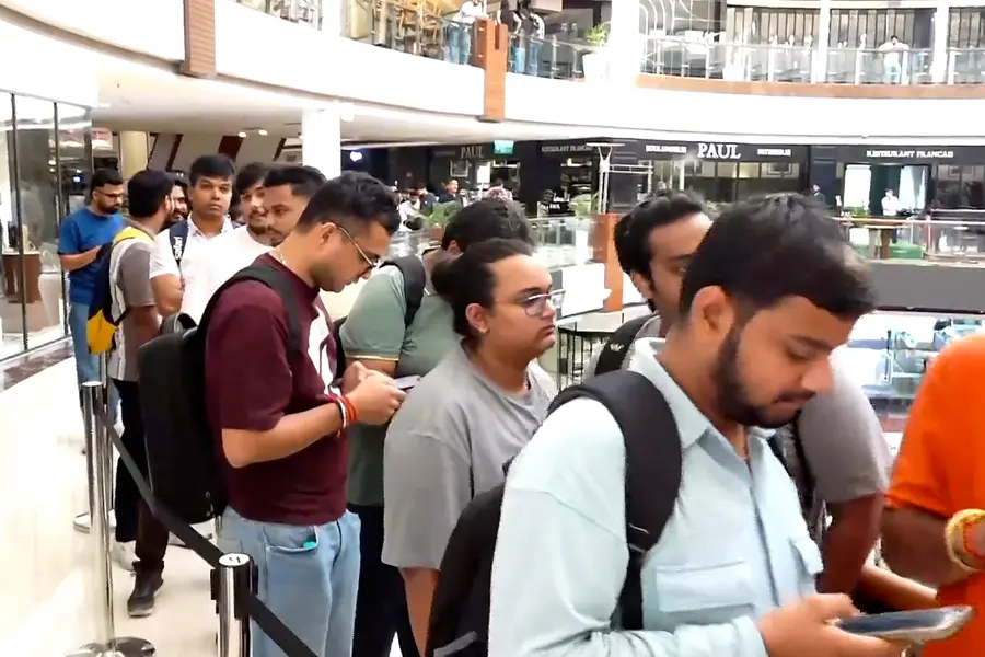 വില കൂടിയതൊന്നും പ്രശ്നമേയല്ല ! ഐഫോൺ 18 പ്രോ വാങ്ങാൻ രാജ്യത്തെ ആപ്പിൾ സ്റ്റോറുകളിൽ വൻ ജനത്തിരക്ക്
