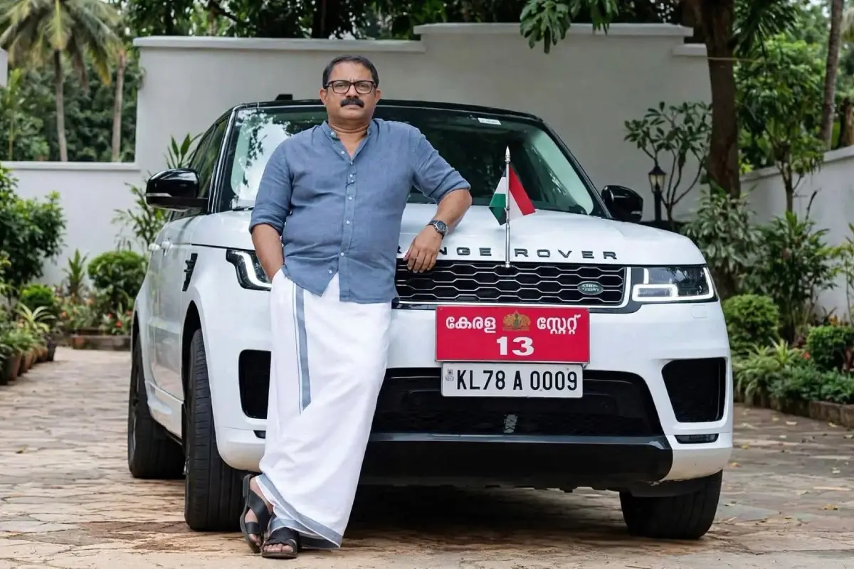 മന്ത്രി കെ.എം. ഷാജി ഔദ്യോഗിക വാഹനത്തിനൊപ്പം | Photo: Facebook