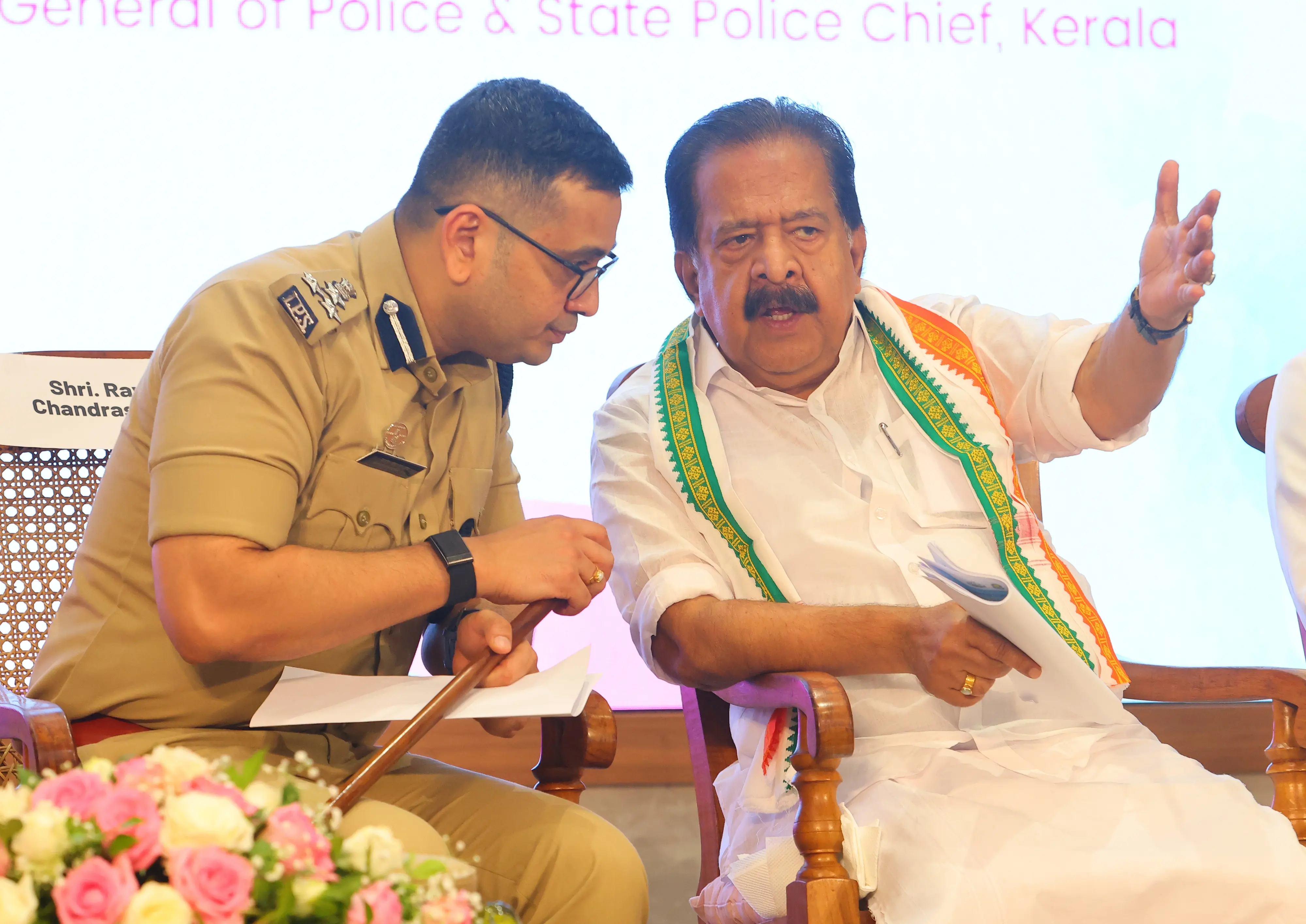Kerala Home Minister Ramesh Chennithala with Yathish Chandra GH IPS | Photo: Mathrubhumi