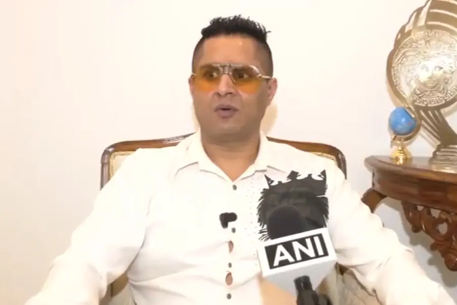 'ജയ് മാതാ ദി' എന്ന് കുറിച്ചാൽ സൗജന്യ ഐഫോൺ തരാം; 'ഐഫോൺ ലംഗാറുമായി' പഞ്ചാബ് വ്യവസായി