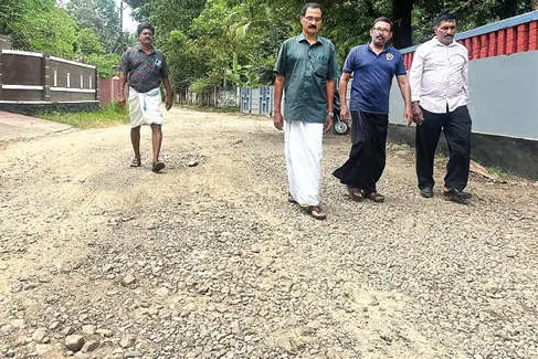 ആറാട്ടുകടവ്-പുത്തൻപുരപ്പടി റോഡ് യാത്രക്കാർക്കുള്ളതല്ല