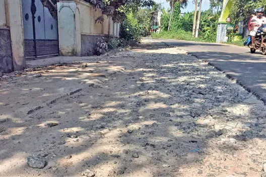 പൈപ്പിടാൻ റോഡ്‌ വെട്ടിപ്പൊളിച്ചു; യാത്രാദുരിതം രൂക്ഷം