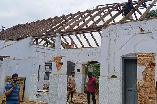 തോട്ടയ്ക്കാട് ആശുപത്രിയിലെ പഴയകെട്ടിടം പൊളിച്ചുതുടങ്ങി