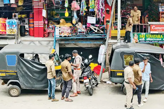 മൂന്നാറിൽ അനധികൃത പാർക്കിങ്ങും ഗതാഗതക്കുരുക്കും രൂക്ഷം