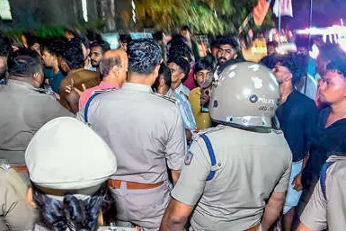 11 ഇടത്ത് എസ്.എഫ്.ഐ., അഞ്ചിടത്ത് കെ.എസ്.യു.