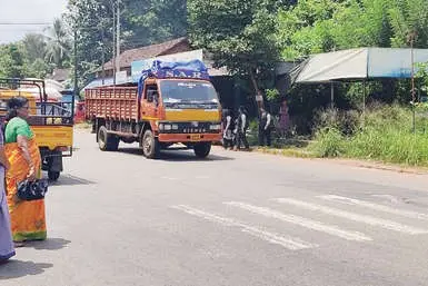 പാലക്കാട്-കുളപ്പുള്ളി പാത: സീബ്രാലൈനുകൾ മാഞ്ഞുതുടങ്ങി...