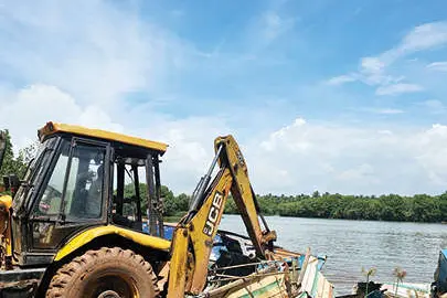 അനധികൃത മണൽക്കടത്ത്: കടവുകളുംതോണികളും തകർത്ത് പോലീസ്