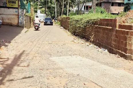 എരിയാൽ വില്ലേജ് ഓഫീസ് റോഡ് റീ ടാറിങ് വൈകുന്നു