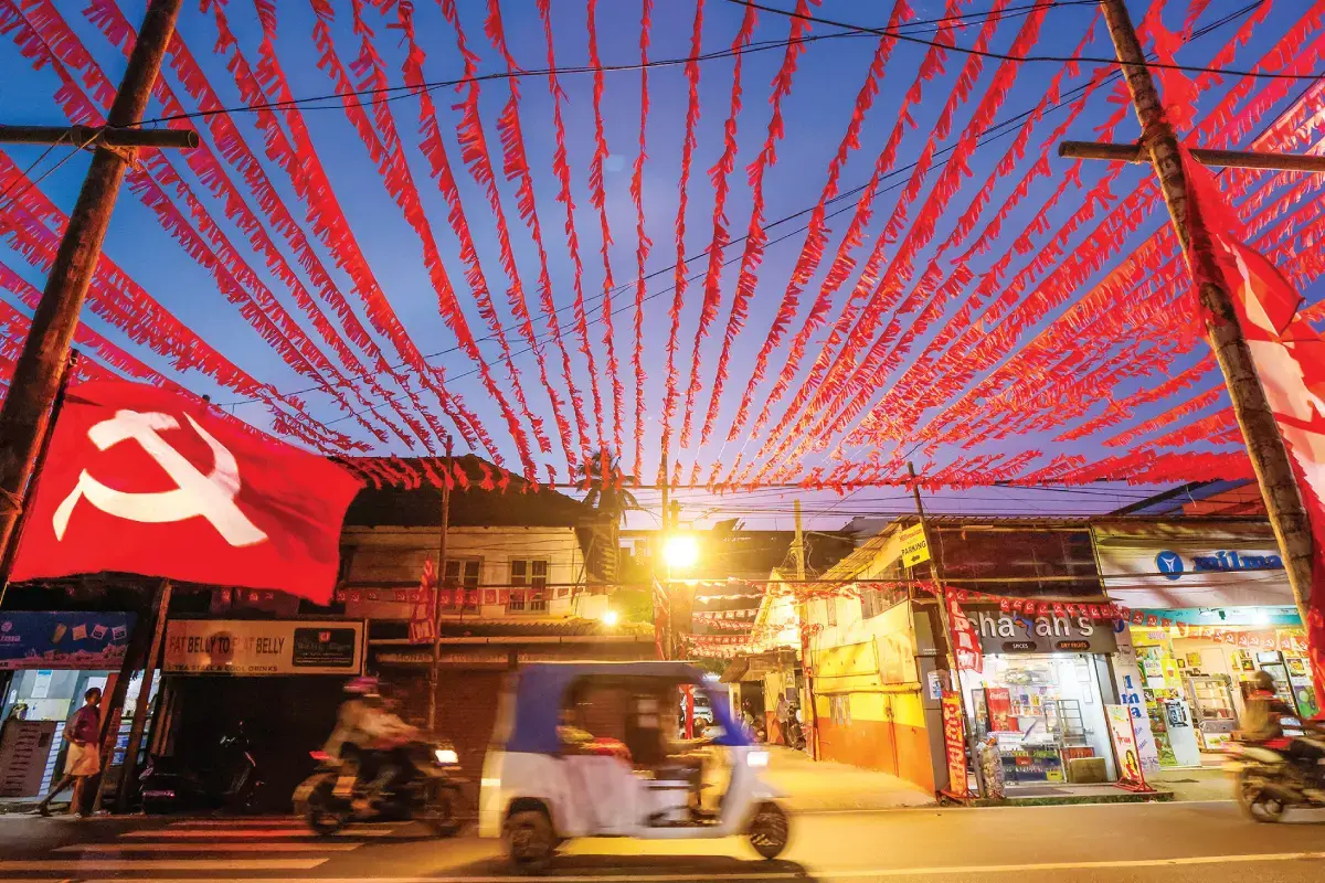 കോഴിക്കോട് സിപിഎം വിപുലീകൃത സംസ്ഥാന കമ്മിറ്റി നടക്കുന്ന എ.കെ.ജി ഓഡിറ്റോറിയത്തിന് മുൻവശത്തെ റോഡ് തോരണങ്ങളും കൊടികളും കൊണ്ട് അലങ്കരിച്ചപ്പോൾ | ഫോട്ടോ: സാജൻ വി നമ്പ്യാർ / മാതൃഭൂമി