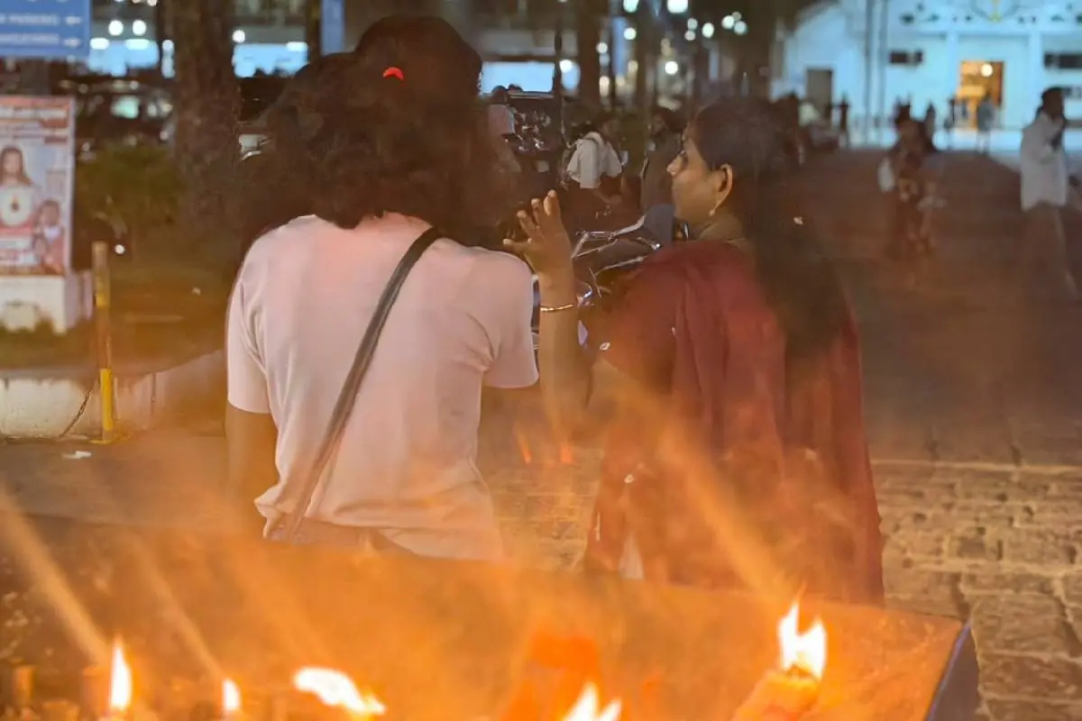 ബിന്ദുവും മകള് കൃഷ്ണപ്രിയയും ഇടപ്പള്ളി പള്ളിയില് രാത്രി പലഹാരം വില്പ്പനയ്ക്കിടയില്|photo:special arrangement