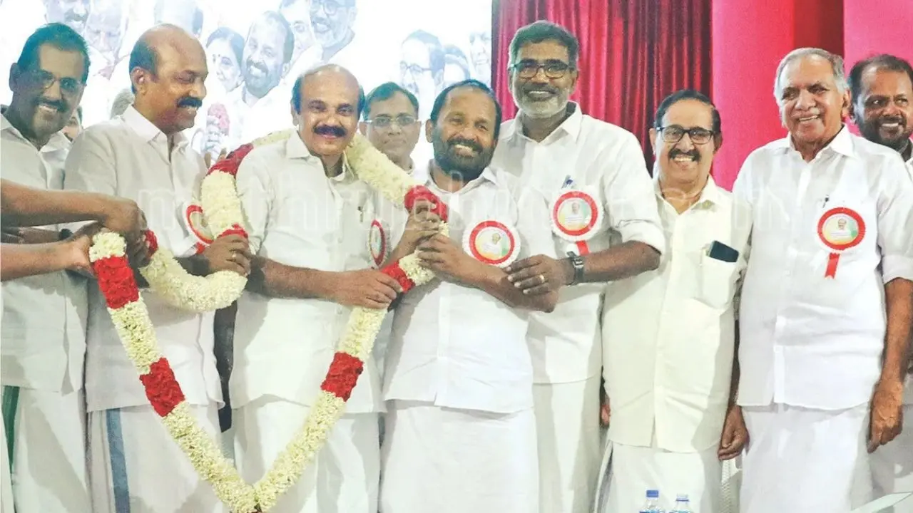 തൃശ്ശൂർ സാഹിത്യ അക്കാദമി ഹാളിൽ കേരള കോൺഗ്രസ് സൗഹൃദ കൂട്ടായ്മ തോമസ് ഉണ്ണിയാടൻ എം.എൽഎ.ക്ക് നൽകിയ സ്നേഹാദരത്തിൽ ഡി.സി.സി. പ്രസിഡന്റ് ജോസഫ് ടാജറ്റും എ.ഐ.സി.സി. സെക്രട്ടറി ടി.എൻ. പ്രതാപനും ചേർന്ന് പൂമാലയണിയിക്കുന്നു. സുനിൽ അന്തിക്കാട്, സേതുമാധവൻ, പി.വി. കൃഷ്ണൻ നായർ, ഒ. അബ്ദുറഹ്മാൻകുട്ടി, ജോസ് വള്ളൂർ തുടങ്ങിയവർ സമീപം.