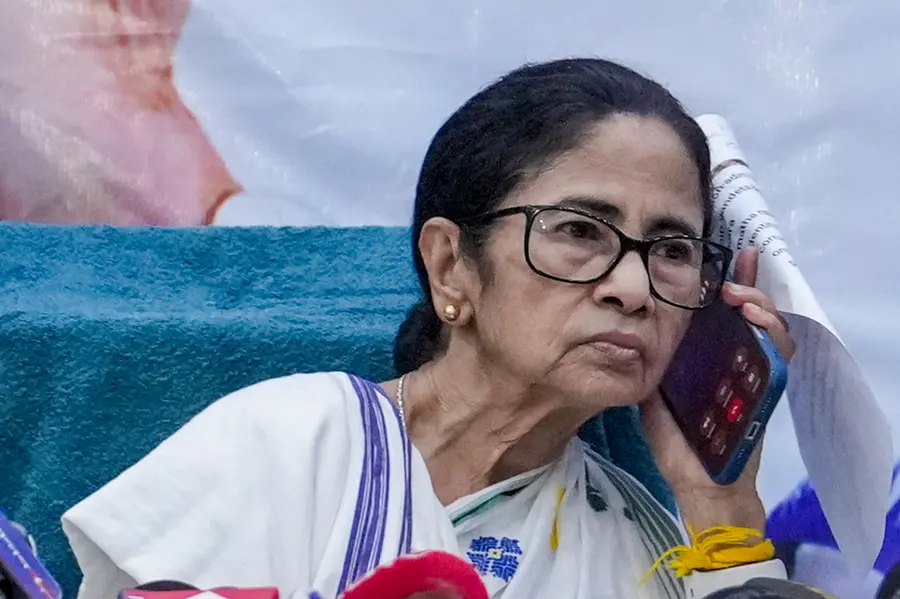 'പുല്ലും പൂവും' കൊഴിഞ്ഞു; തൃണമൂൽ തുടച്ച് നീക്കപ്പെടുമോ? സിപിഎം വഴിയേ മമത, മമതയുടെ വഴിയേ ബിജെപി