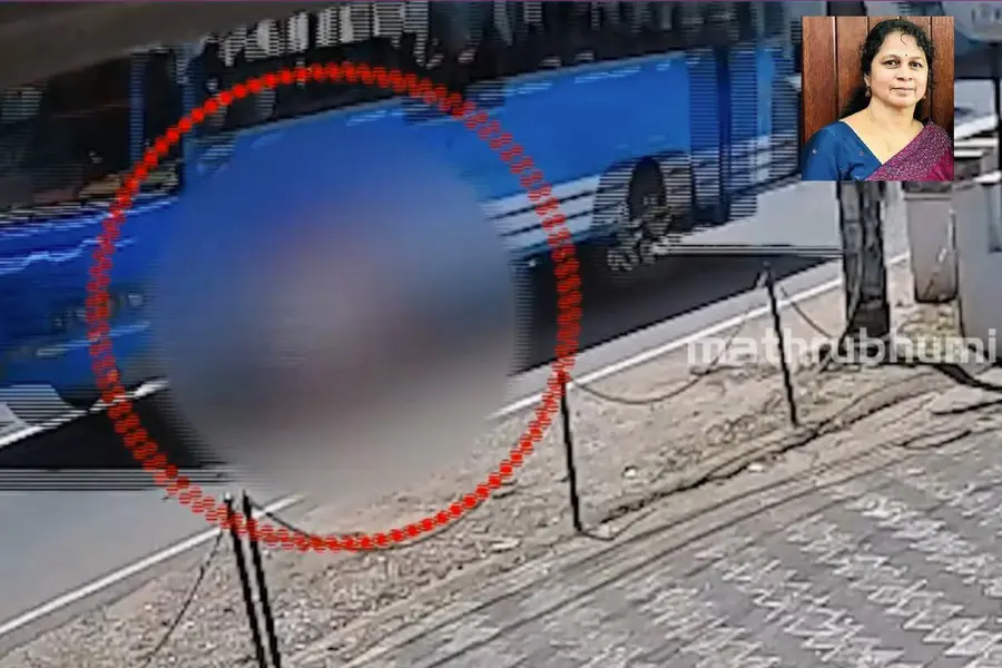 തൃശ്ശൂരിൽ ദാരുണ അപകടം; സ്വകാര്യ ബസ് കയറിയിറങ്ങി സ്കൂട്ടർ യാത്രക്കാരി മരിച്ചു