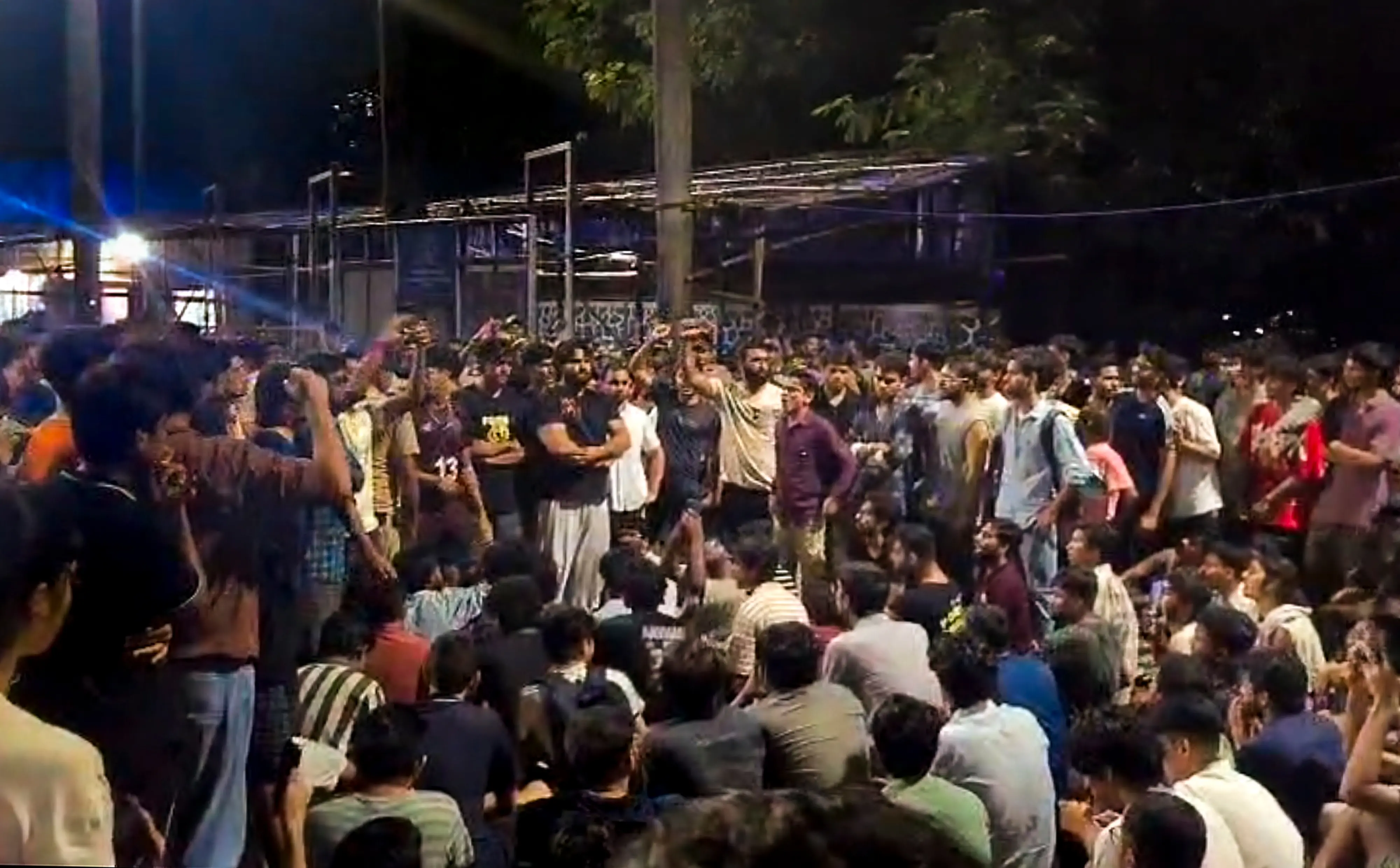 വിദ്യാർത്ഥിയുടെ മരണത്തിൽ പ്രതിഷേധിച്ച് കാമ്പസിൽ നടന്ന പ്രതിഷേധം | PHOTO: PTI