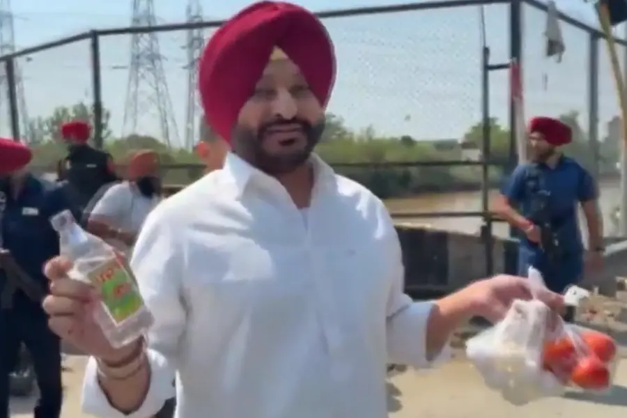 Ravneet Bittu protests against Punjab CM Mann with tomatoes, liquor bottle and eggs