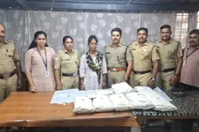 വിതരണക്കാർക്ക് കൈമാറാൻ ട്രെയിനിൽ കഞ്ചാവ് കടത്ത്; 6 കിലോ കഞ്ചാവുമായി യുവതി പിടിയിൽ