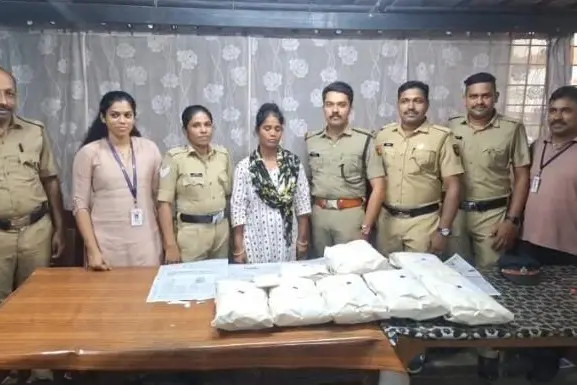 വിതരണക്കാർക്ക് കൈമാറാൻ ട്രെയിനിൽ കഞ്ചാവ് കടത്ത്; 6 കിലോ കഞ്ചാവുമായി യുവതി പിടിയിൽ