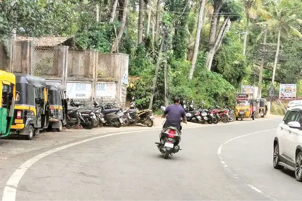 നടപ്പാത കൈയേറ്റവും അനധികൃത പാർക്കിങ്ങും