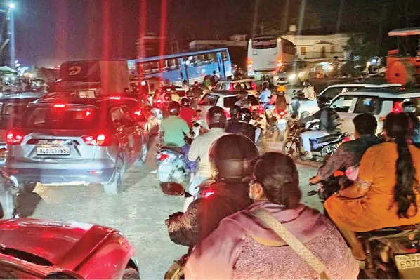 ഗതാഗതം നിയന്ത്രിക്കാൻ സൗകര്യങ്ങളില്ല; ഷാപ്പുപടി ജങ്ഷനിൽ അപകടയാത്ര