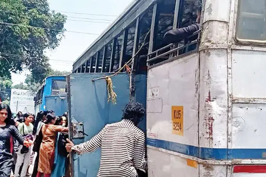മറിയപ്പള്ളിയിൽ നോൺസ്റ്റോപ്പ് ബോർഡിന് പുല്ലുവില