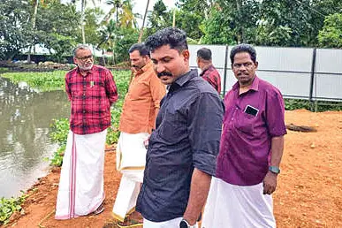 വേമ്പനാട്ടുകായൽ നികത്തൽ; സ്റ്റോപ്പ് മെമ്മോ പിൻവലിച്ചത് ഉന്നതതല ഇടപെടലിലെന്നു സംശയം