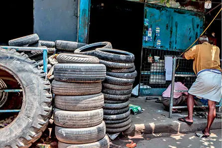 കാൽനടയാത്രികരുടെ വഴിമുട്ടിച്ച് നടപ്പാതകളിലെ കൈയേറ്റം