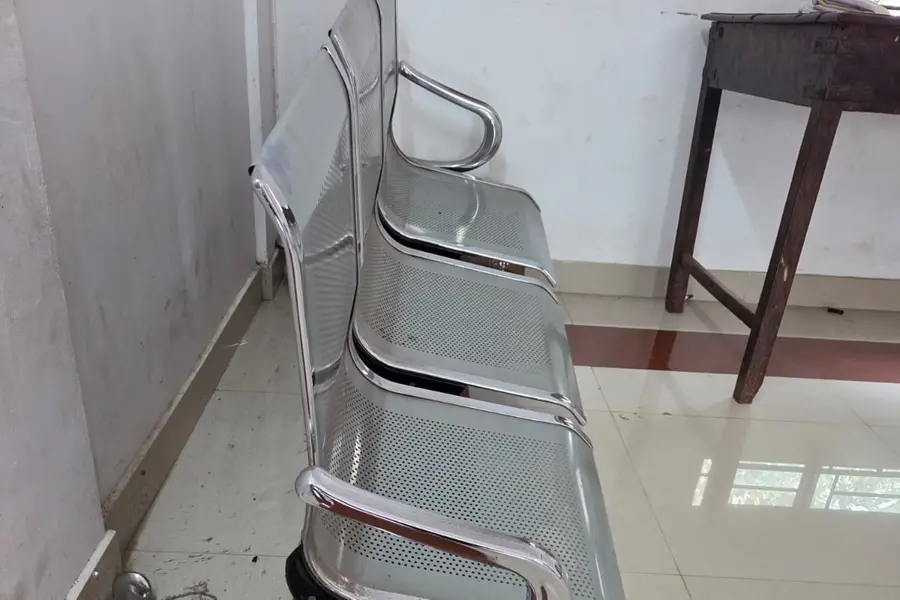 ചേളന്നൂർ സബ് രജിസ്ട്രാർ ഓഫീസ്: ആളുകൾക്ക് ഇരിക്കാൻ ഇരിപ്പിടമില്ല