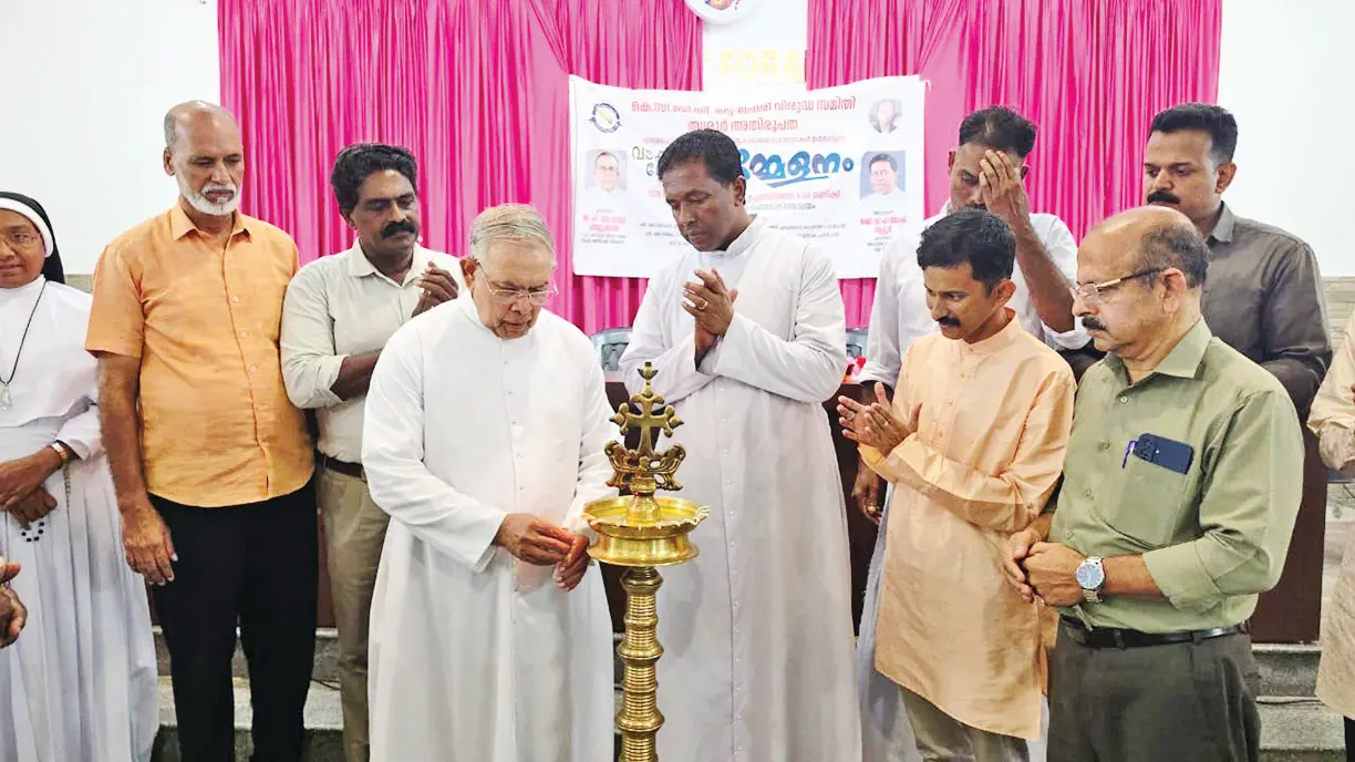 കെ.സി.ബി.സി. മദ്യലഹരി വിരുദ്ധ സമിതി ജില്ലാ വടക്കന് മേഖലാ സമ്മേളനം മദ്യ ലഹരി വിരുദ്ധ സമിതി അതിരൂപത ഡയറക്ടര് ഫാ. ദേവസ്സി പന്തല്ലൂക്കാരന് ഉദ്ഘാടനം ചെയ്യുന്നു