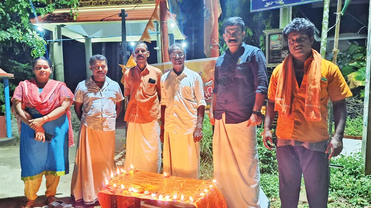 പ്രധാനമന്ത്രിയുടെ ജന്മദിനം ബൂത്ത് കേന്ദ്രങ്ങളിൽ ബി.ജെ.പി. പ്രവർത്തകർ വിളക്ക് തെളിയിച്ച് ആഘോഷിക്കുന്നു