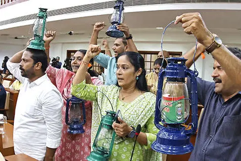 ‘സോണ്ട’യിലും പവർകട്ടിലും ബഹളം, പ്രതിഷേധം