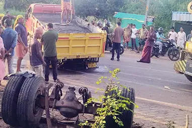 പൊയിനാച്ചി ടൗണിൽ കാറിടിച്ച് ടിപ്പറിന്റെ പിൻചക്രങ്ങൾ ഊരിത്തെറിച്ചു