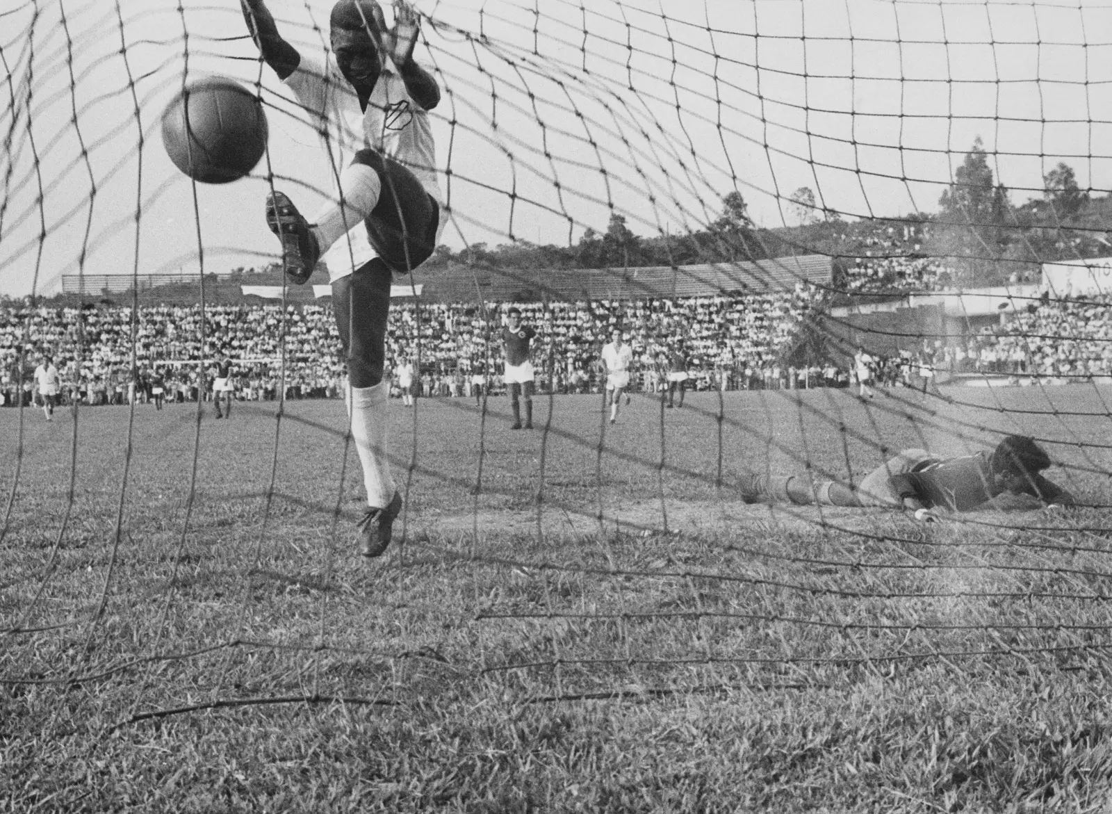 Pelé scores a goal for Santos in 1969 | 4Imagens/Getty Images