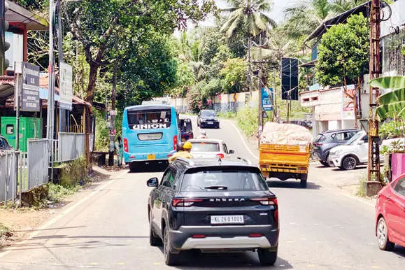 സിഗ്നലിനരികെ ബസുകൾ നിർത്തും പിന്നാലെ കുരുങ്ങും