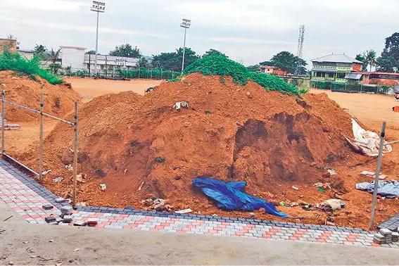 ബോയ്സ് സ്കൂൾ ഗ്രൗണ്ടിലെ മണ്ണുനീക്കൽ നടപടികൾക്ക് ഒച്ചിഴയും വേഗം