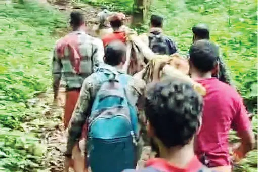 റോഡില്ല; ആദിവാസി യുവാവിനെ ആശുപത്രിയിലെത്തിച്ചത്എട്ടുമണിക്കൂറെടുത്ത്