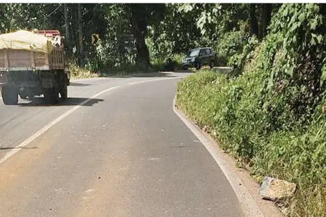 കല്ലുംമണ്ണും റോഡിൽ വീഴ്ത്തി ടിപ്പറോട്ടം