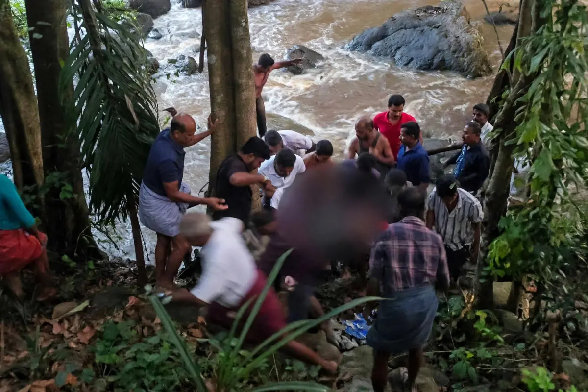 മൃതദേഹം പുഴയിൽ നിന്ന് പുറത്തേക്ക് കൊണ്ടുവരുന്നു