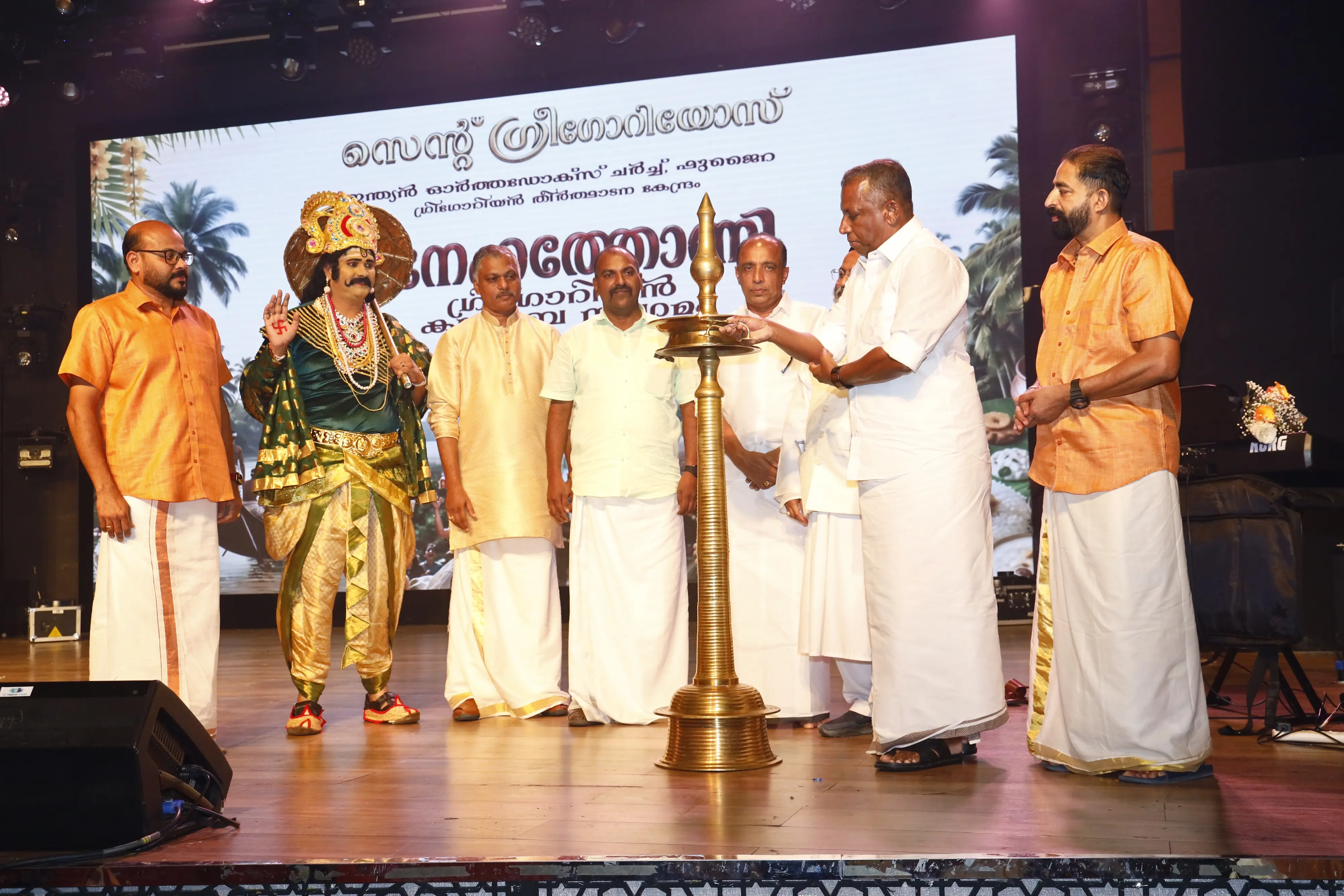 സ്‌നേഹത്തോണിയുടെ ഉദ്ഘാടനം റെജി ചെറിയാൻ എം.എല്‍.എ നിര്‍വ്വഹിക്കുന്നു