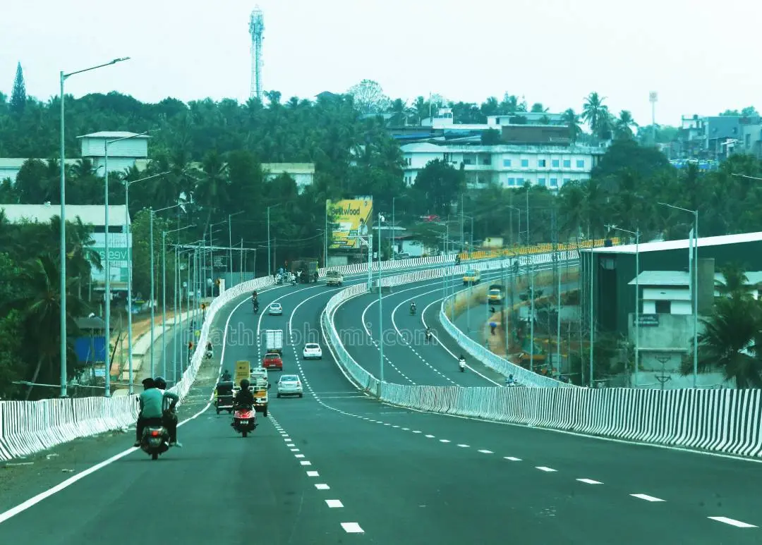 തുറന്നുകൊടുത്ത ദേശീയപാതയുടെ തേഞ്ഞിപ്പലത്തിനടുത്ത് പാണമ്പ്ര വളവിൽനിന്നുള്ള കാഴ്ച | ഫോട്ടോ:മാതൃഭൂമി