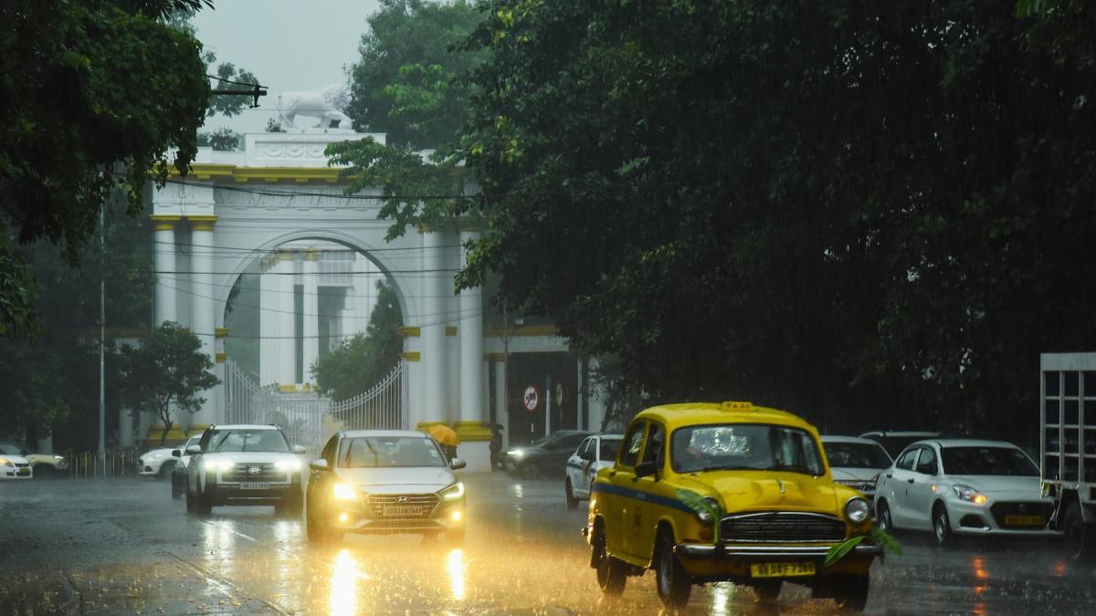 Bengal weather: Will rain spoil Durga Puja preparations? Low-pressure ...