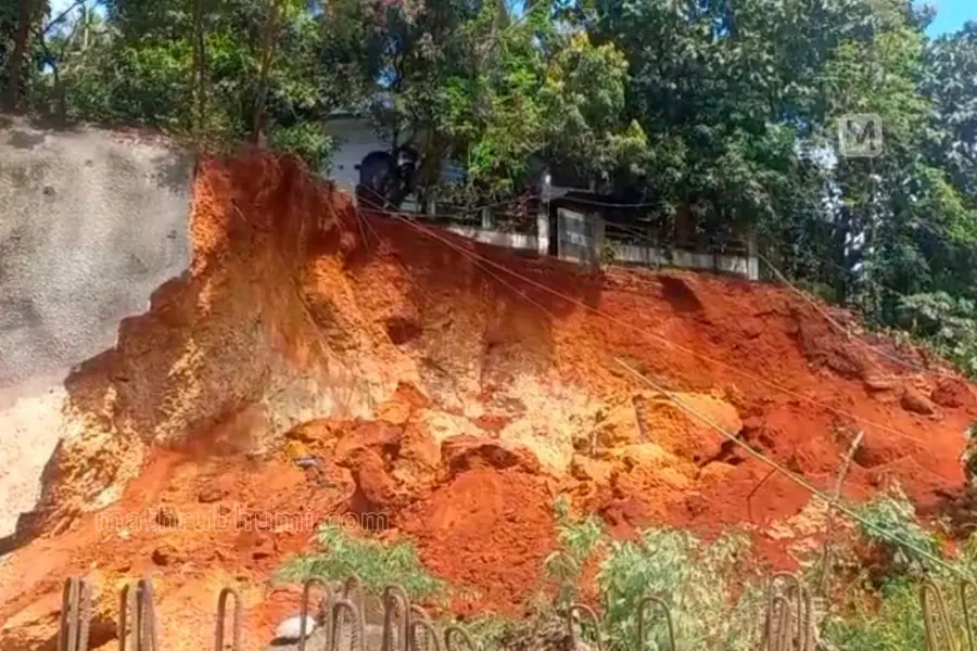 ദേശീയപാതയിലെ മുക്കാളിയിൽ വീണ്ടും മണ്ണിടിച്ചിൽ; അപകടം തൊഴിലാളികൾ ഇല്ലാത്ത സമയത്ത്, ഒഴിവായത് വൻദുരന്തം
