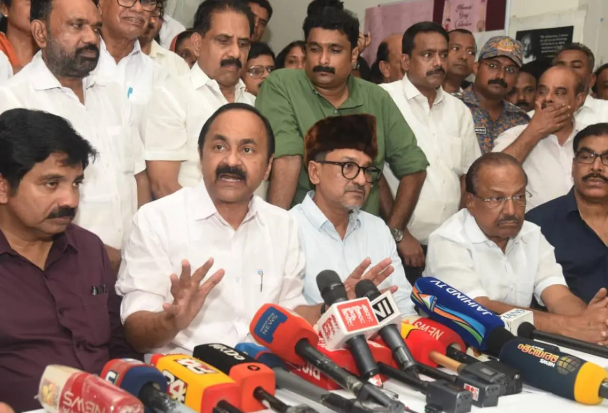 മുഖ്യമന്ത്രി വി.ഡി.സതീശന് മാധ്യമങ്ങളോട് സംസാരിക്കുന്നു