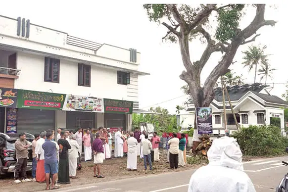 കല്ലമ്പലം-ഇടവൂർക്കോണത്ത് കൂറ്റൻമാവ് മുറിക്കാൻ ശ്രമം: കല്ലമ്പലത്ത് പ്രതിഷേധം