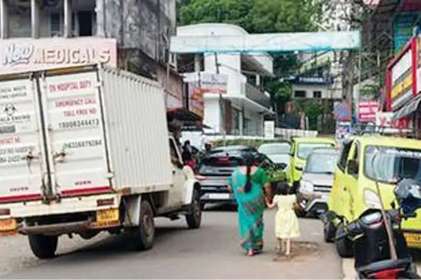 അനധികൃത പാർക്കിങ്: കുരുക്കഴിയാതെ റാന്നി താലൂക്കാശുപത്രി റോഡ്