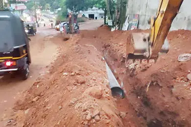 വാട്ടർ അതോറിറ്റിയുടെ മലിനജലം ഒഴുക്കാൻ പുതിയ ഓട തീർക്കുന്നു