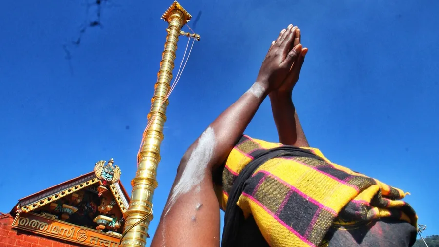 അരവണ സൂക്ഷിക്കുന്ന മുറിയിൽ ജലാംശം; മണ്ഡലകാലം പാളുമെന്ന് സർക്കാരിന് ആശങ്ക; ശബരിമലയിൽ പ്രത്യേക ടീം?